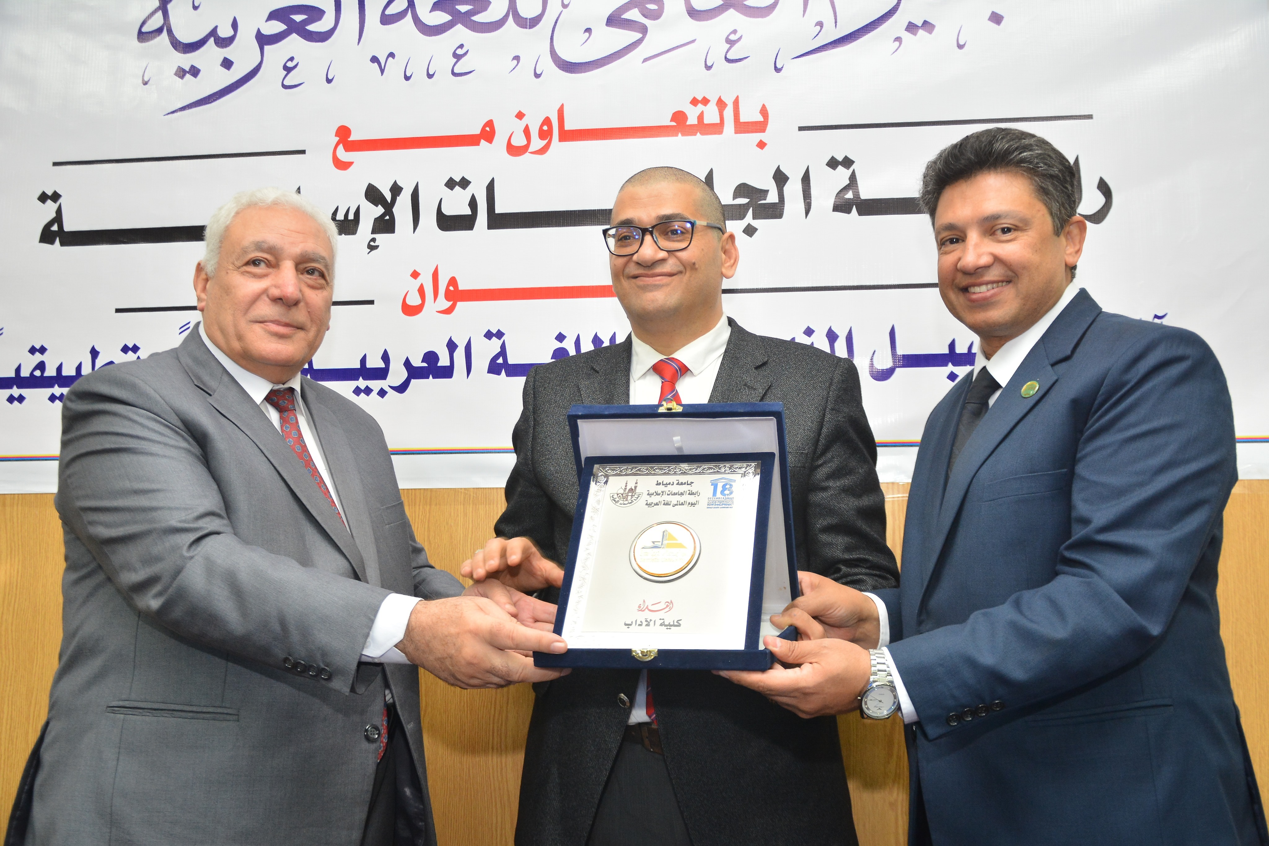 جامعة دمياط تكرّم الدكتور أحمد علي سليمان وتكلفه بإنشاء أول برنامج للخط العربي في سابقة هي الأولى من نوعها بالجامعات المصرية 