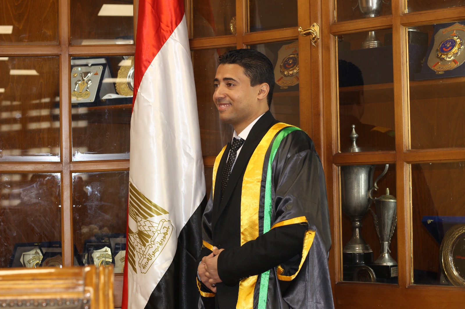 الأستاذ الدكتور أنس عطية الفقي يهنيء الباحث محمد مجدي لبيب لحصوله على درجة الدكتوراه